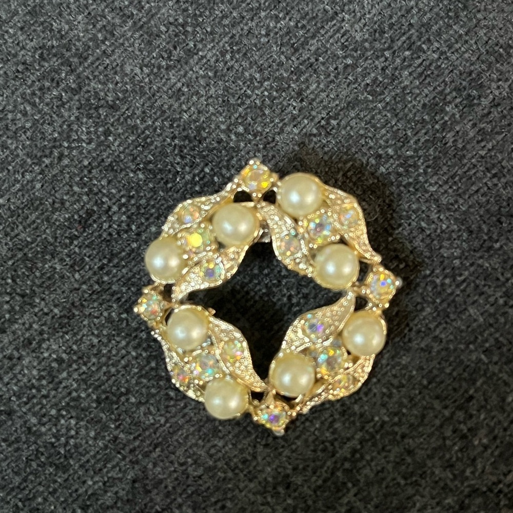 Elegant Gold and Pearl Brooch - Picture 2 of 4